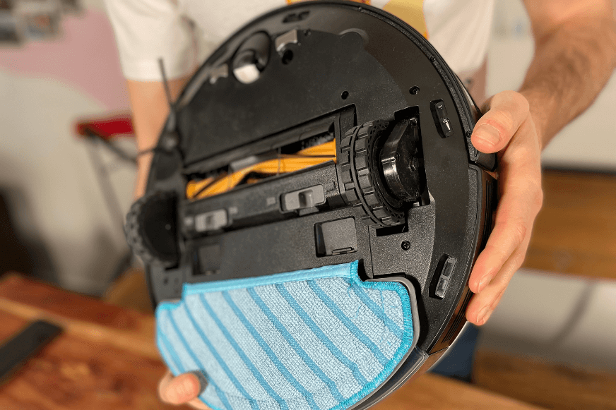 Yeedi Vac Hybrid ist von unten zu sehen